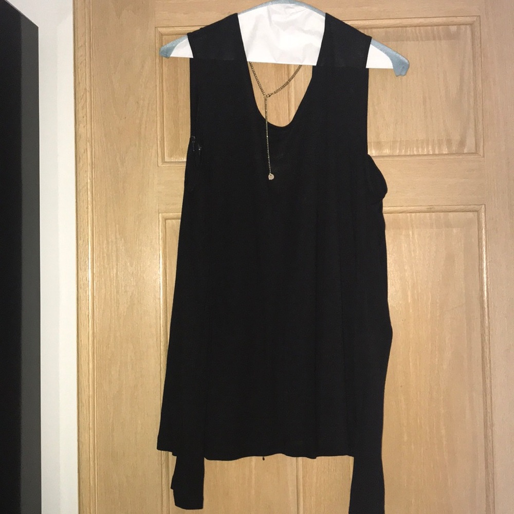 Long sleeve cold shoulder shirt! With gold chain