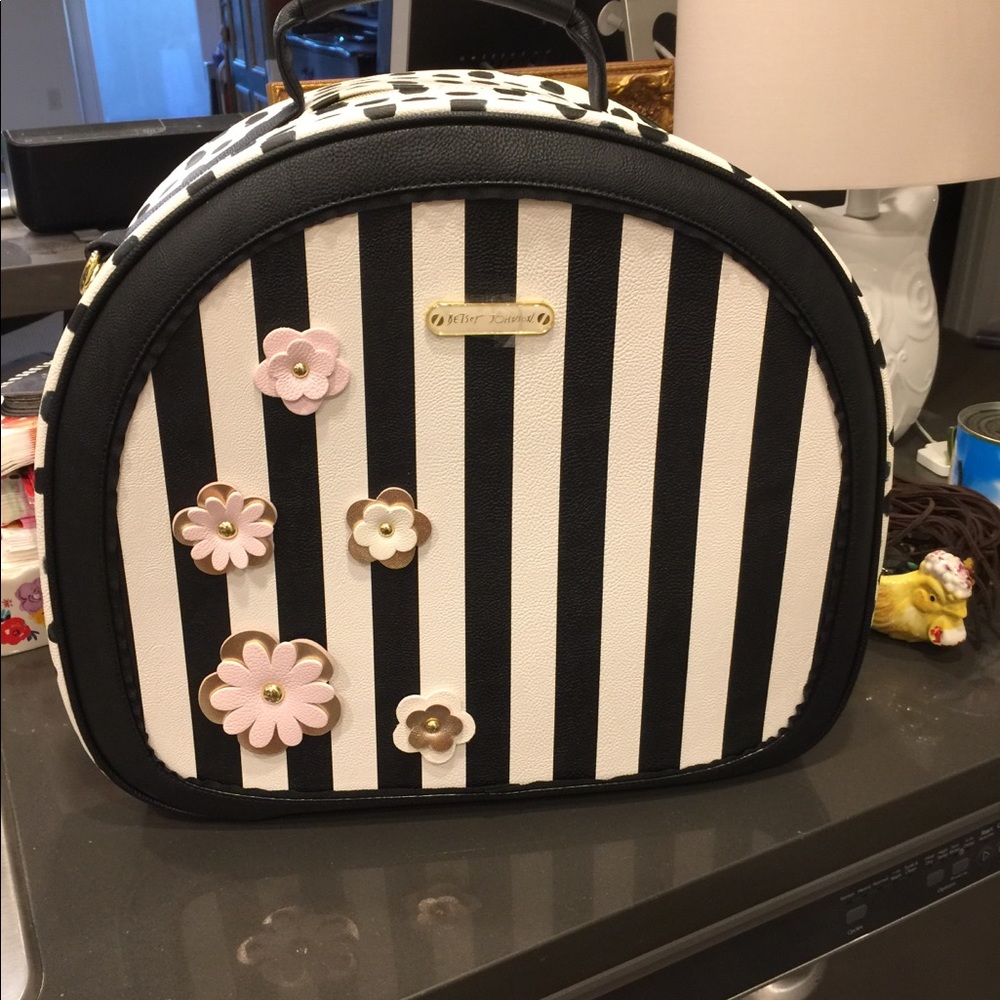 Hat and travel box new no tags never used