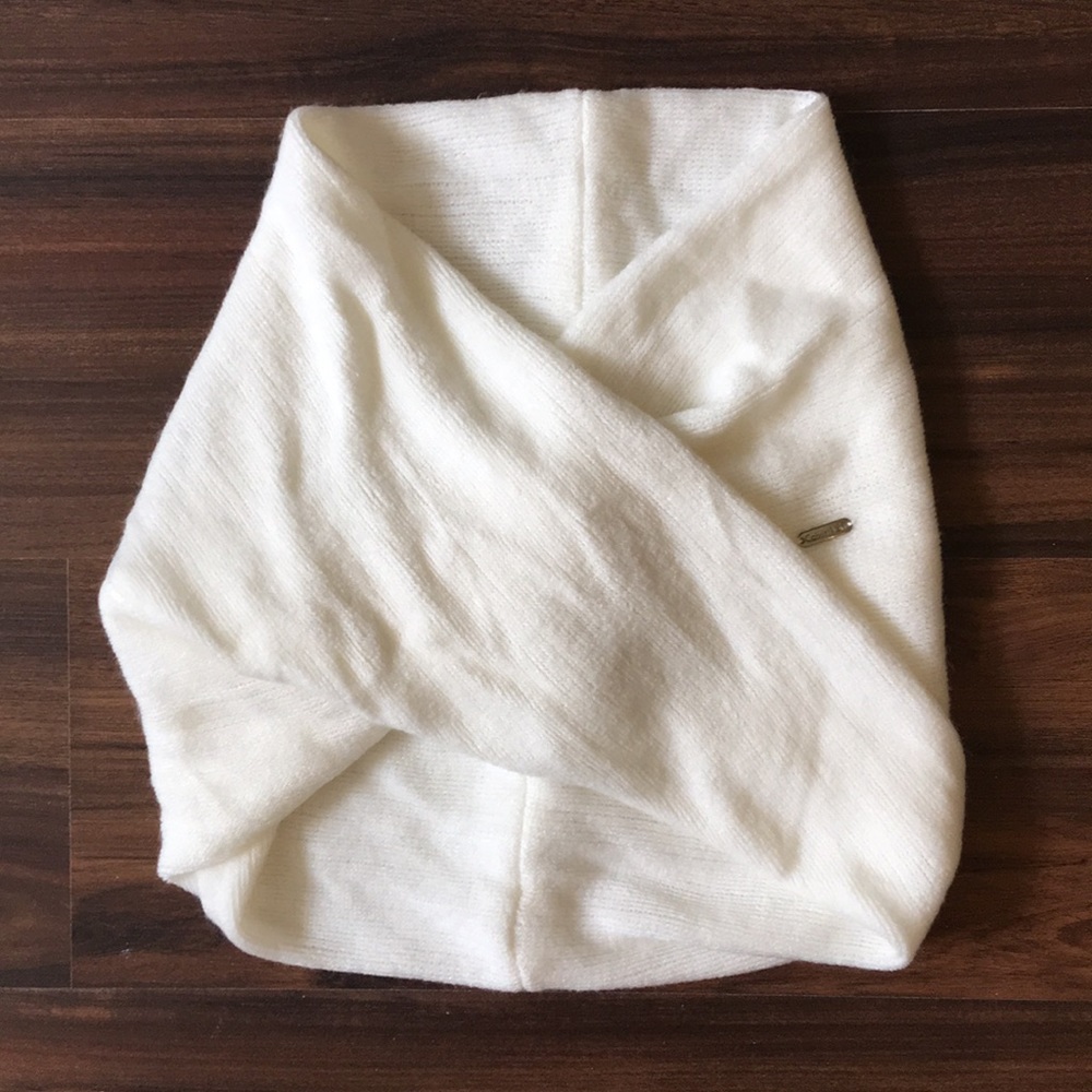 Calvin Klein Twisted Neckwarmer