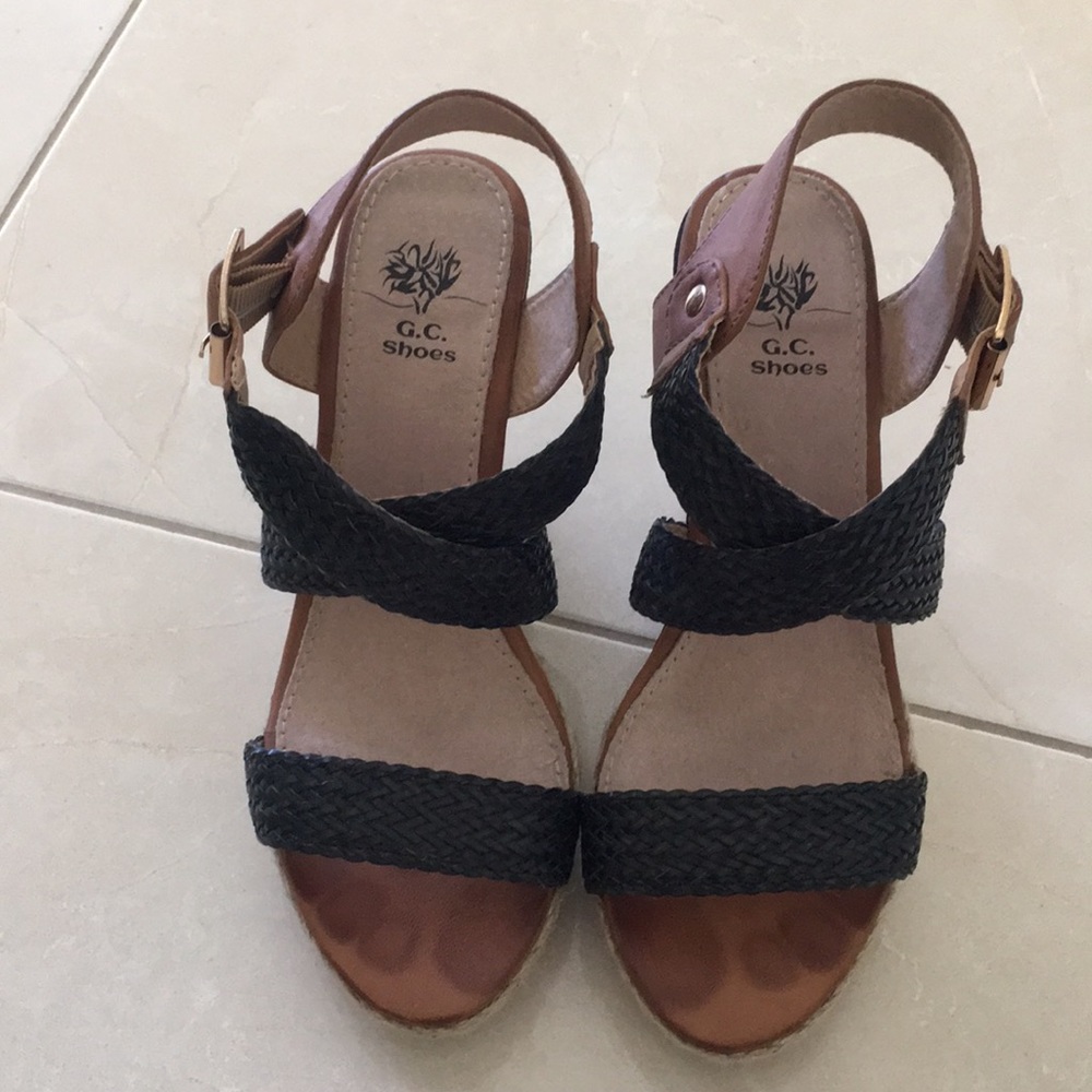 🎉JUST REDUCED🎉Black, tan& wicker wedges