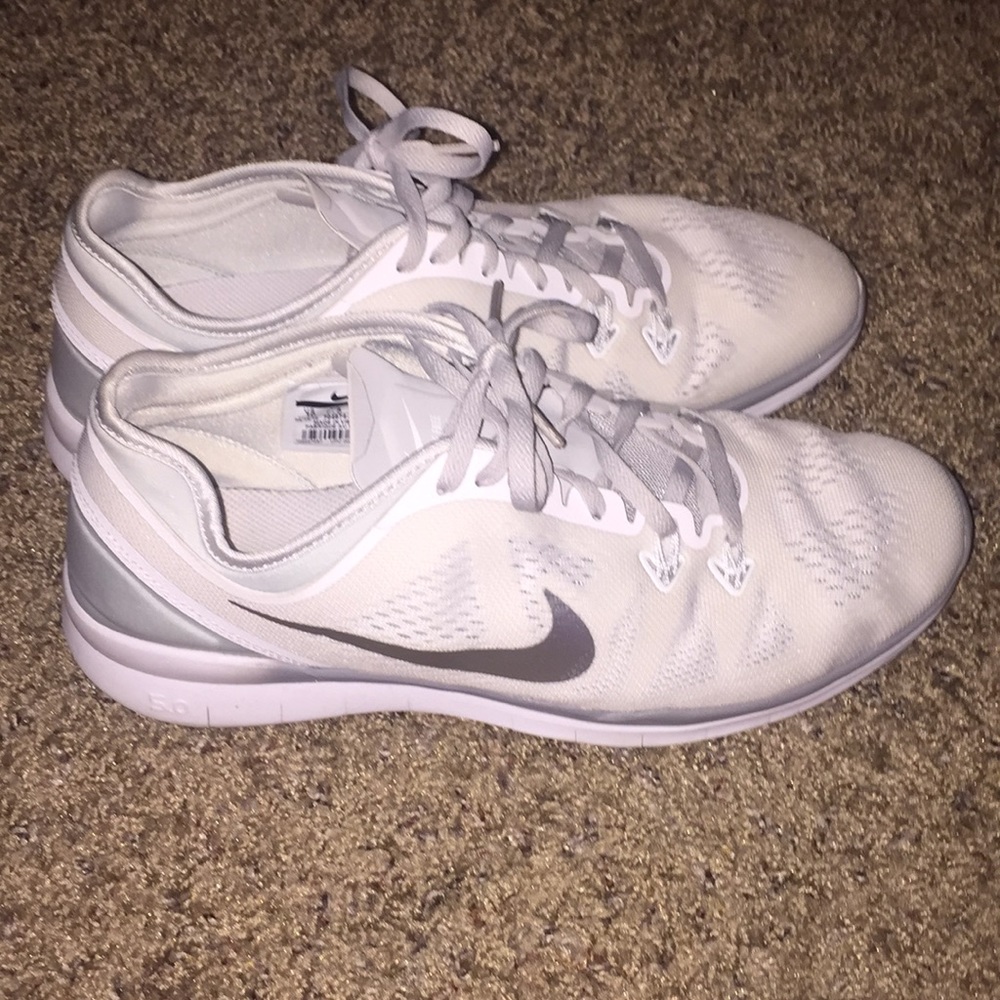 White Nike tennis shoes