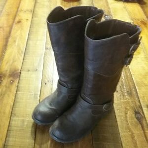 Cute brown boots with buckle