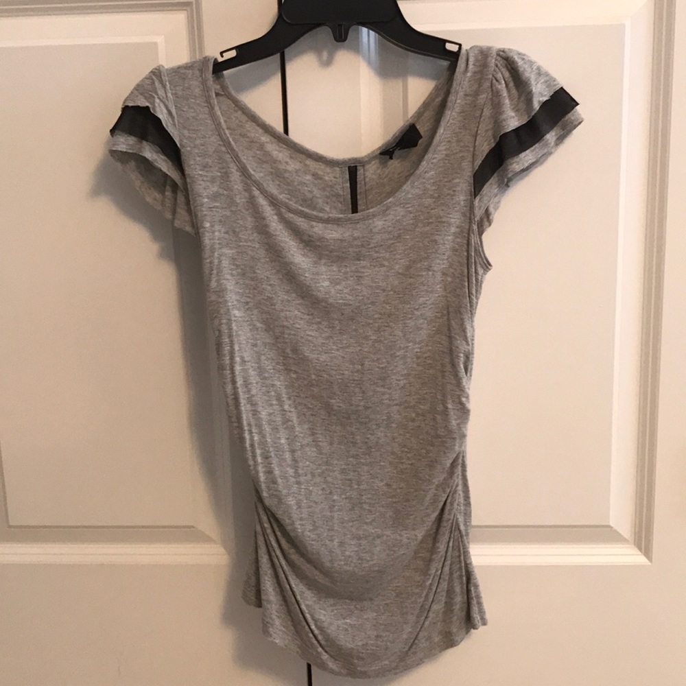 Gray t-shirt with back zipper