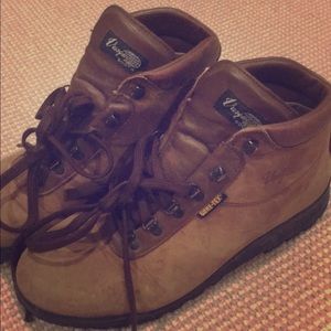 Men’s 10.5 vasque hiking boots