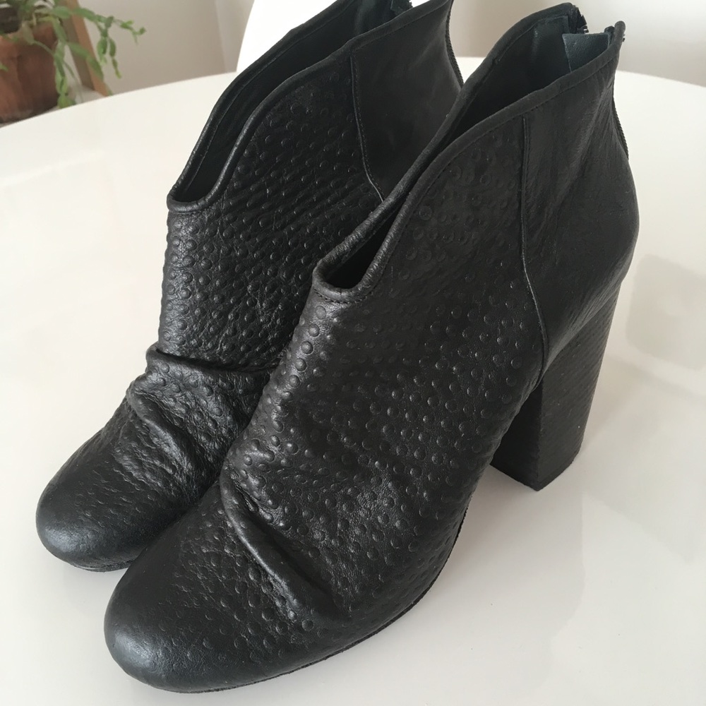 Vero Cuoio Size 10 leather black booties