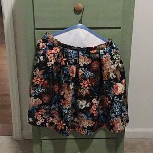 Pleated short skirt
