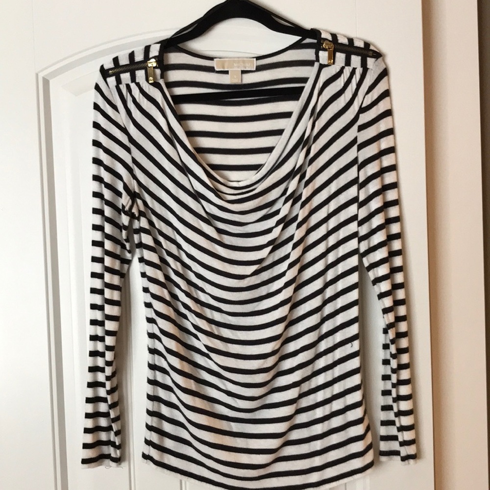 Michael Kors Blk and Wh top with gold detail 😍