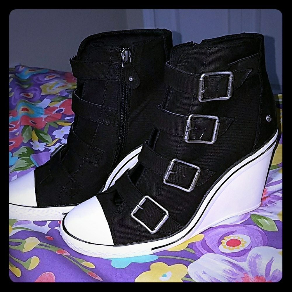 Sneakers black. Wedge.