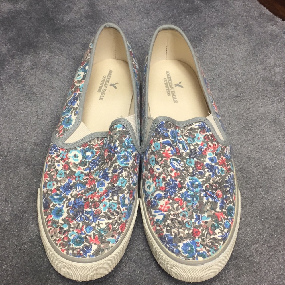 American Eagle flower print slip-on 🌸