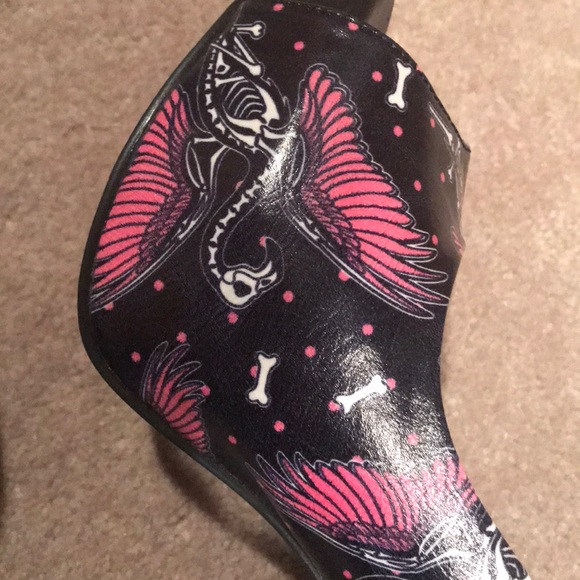 Harlequin Birds of Prey Flamingo Skeleton Stilettos Heels - Picture 5 of 5