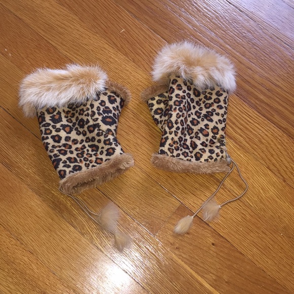 Nordstrom Accessories - Cheetah gloves with faux fur detail