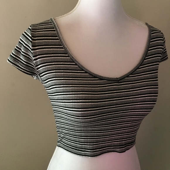 Black and White Striped Crop Top - Picture 3 of 4