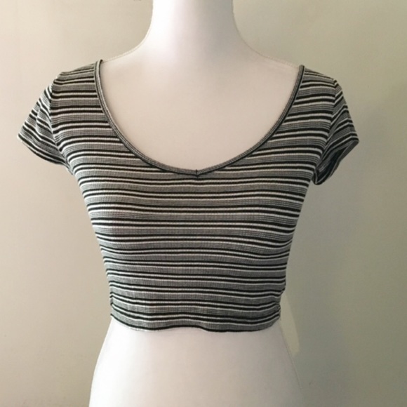 Black and White Striped Crop Top - Picture 2 of 4