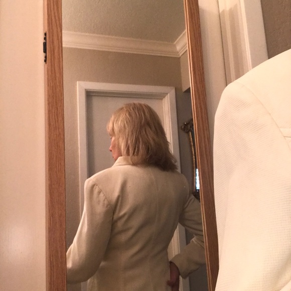 Cream silk  jacket - Picture 2 of 5