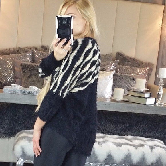 'PARIS' FUZZY CREAM & BACK SWEATER - Picture 3 of 4