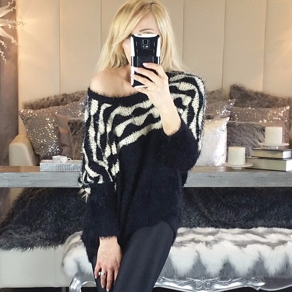 'PARIS' FUZZY CREAM & BACK SWEATER - Picture 2 of 4