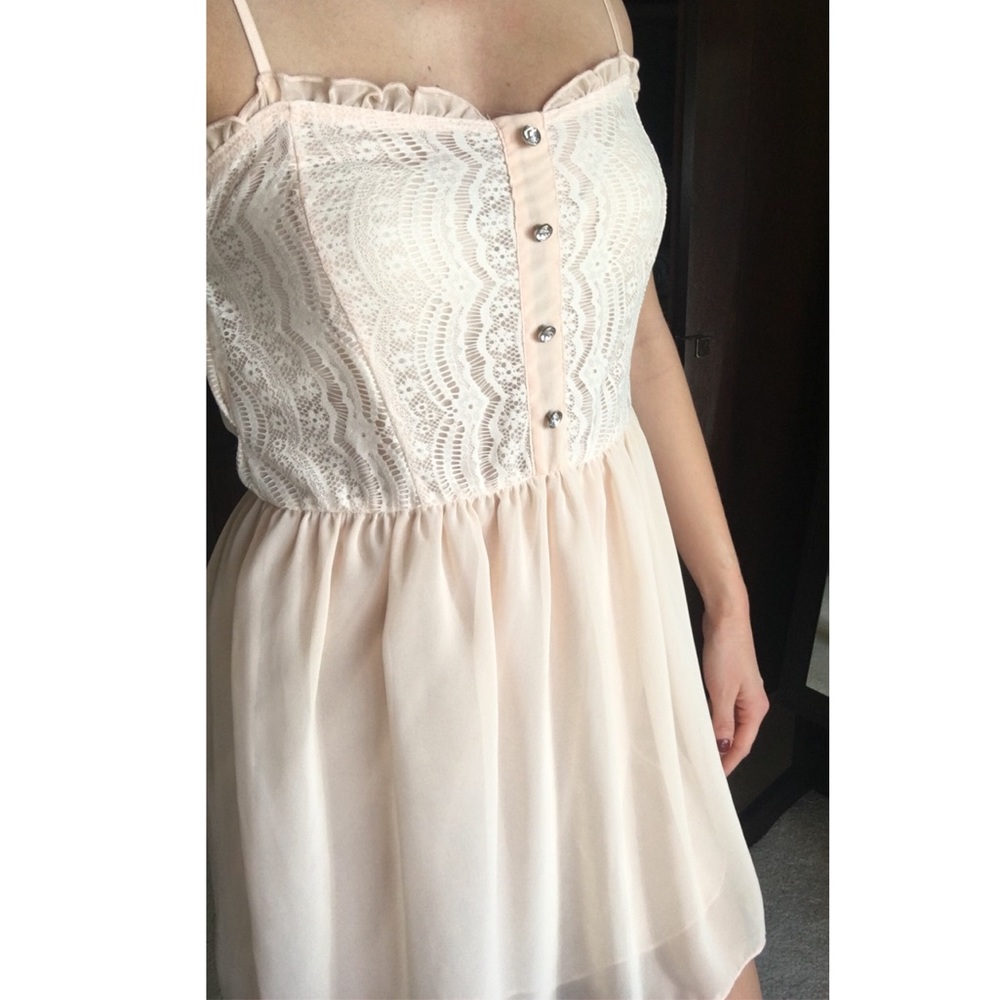 Lulu’s light pink dresss