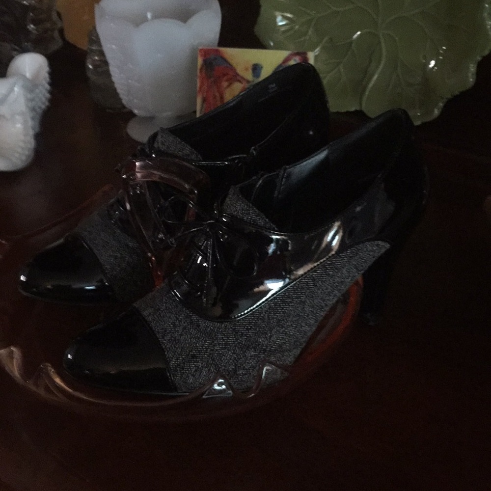 Lovely zip side stiletto black and grey