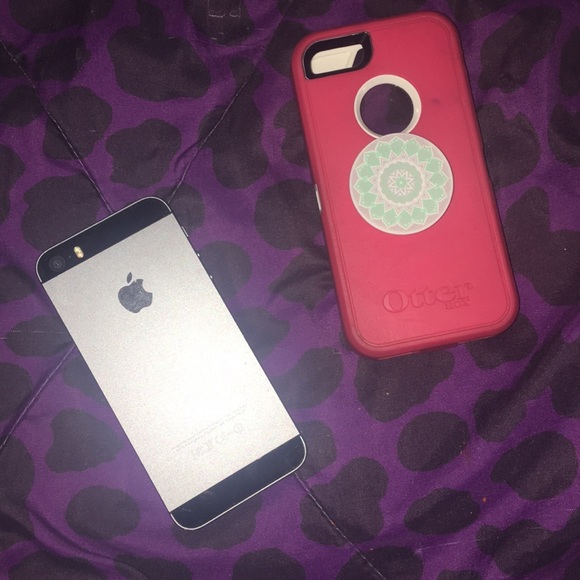 Iphone 5s, otterbox case, and 2 screen protectors - Picture 2 of 4
