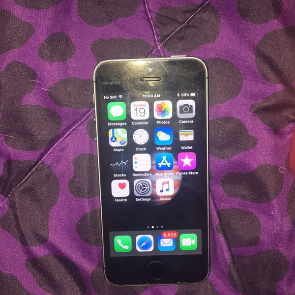 Iphone 5s, otterbox case, and 2 screen protectors - Picture 4 of 4