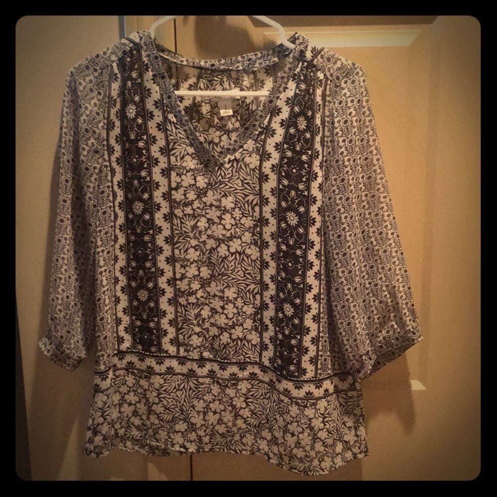 Black and White print blouse. Size Small.