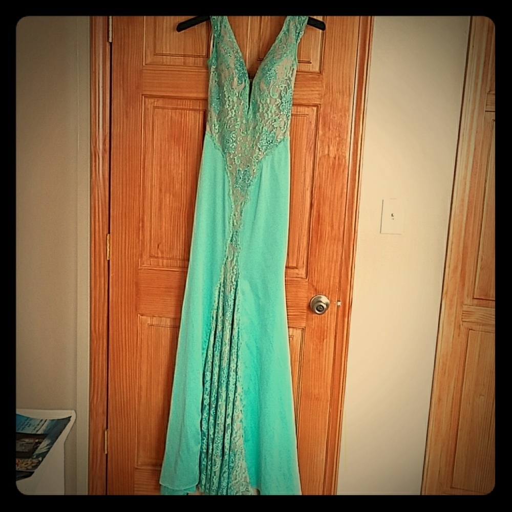 !SOLD! NWT Vienna gown