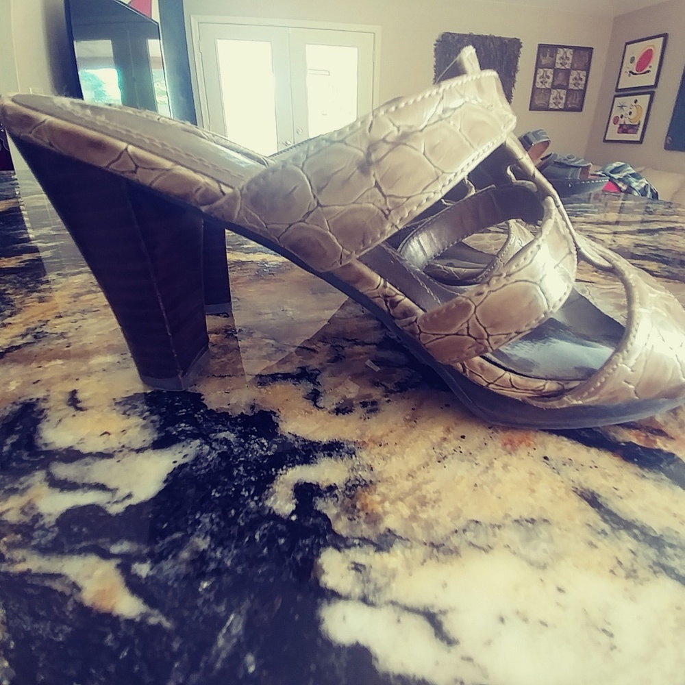 Cream/Tan Embossed High Heels Naturalizer