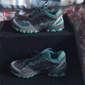 Trail running shoes