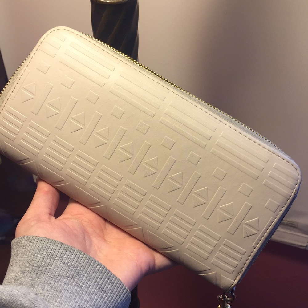 Tan Zip around Wallet !