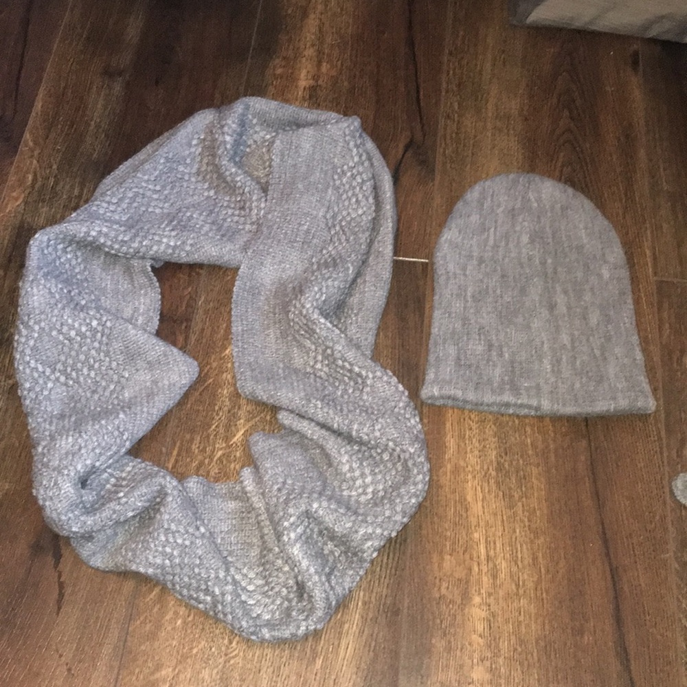 New York & Company hat and scarf set