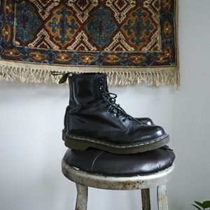 Black 8 hole 1460 Doc Martens