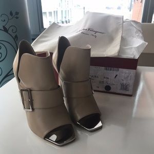 Salvatore Ferragamo Pakira Sesamo Calf Leather 7 M