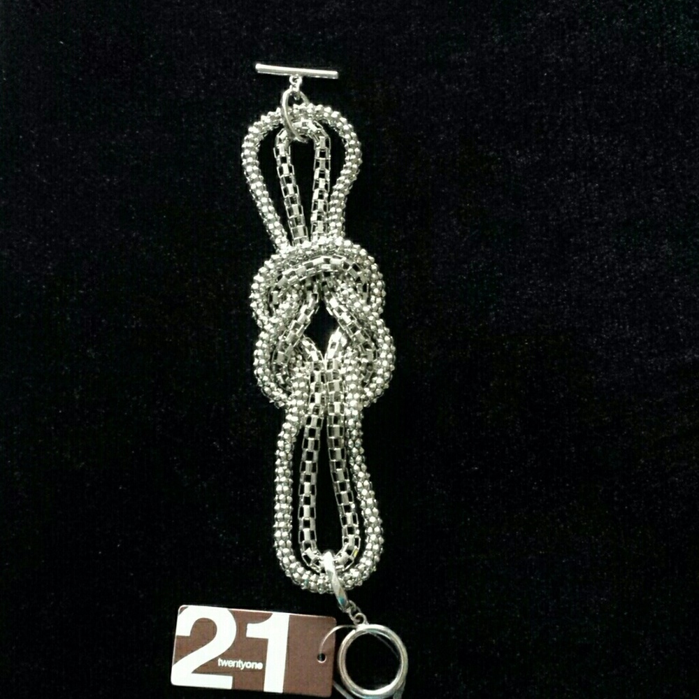 ⬇️$40 NWT 21 Twenty One Silver Color Bracelet