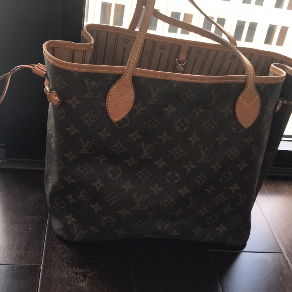 Louis Vuitton MM Neverfull great condition!