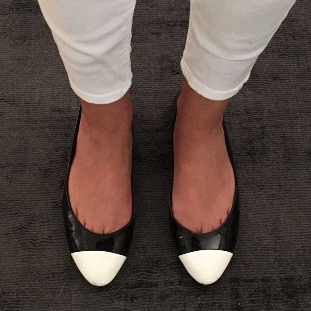 CHANEL PATENT LEATHER FLATS SIZE 38.5