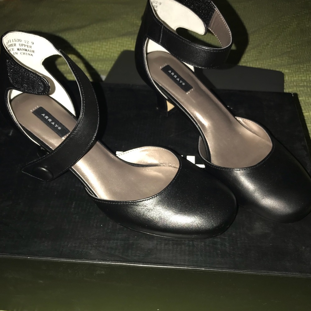 Array Sz 7 W kitten heels