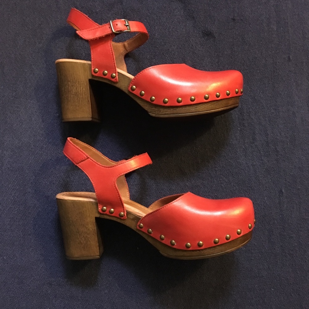 Ten Points Eva Red Clogs
