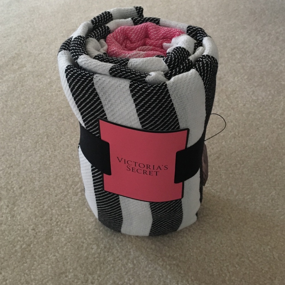 Victoria’s Secret blanket/throw - Picture 1 of 4