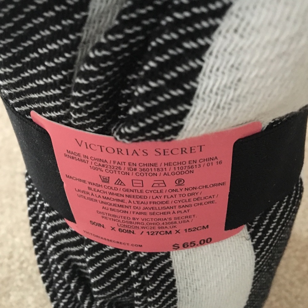 Victoria’s Secret blanket/throw - Picture 2 of 4