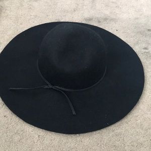 Wide brim hat