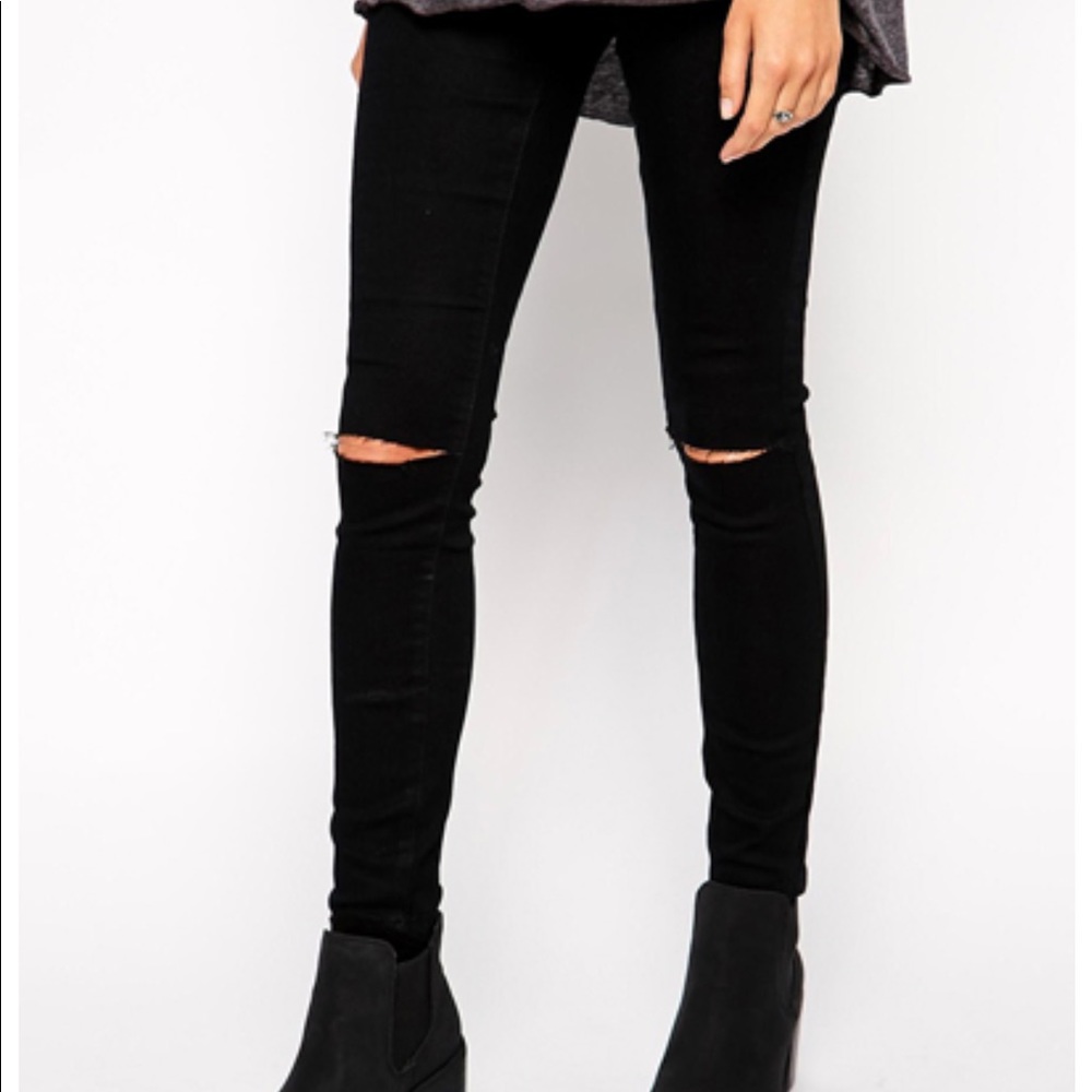 Black skinny jeans with a slit in both knees