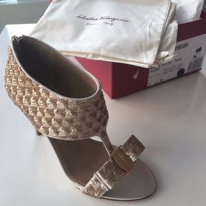 SALVATORE FERRAGAMO Gold PELLAS Sz 5.5 Bow Pumps