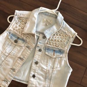 Light denim vest with studs