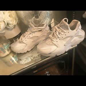 NIKE AIR HUARACHES size 7.5