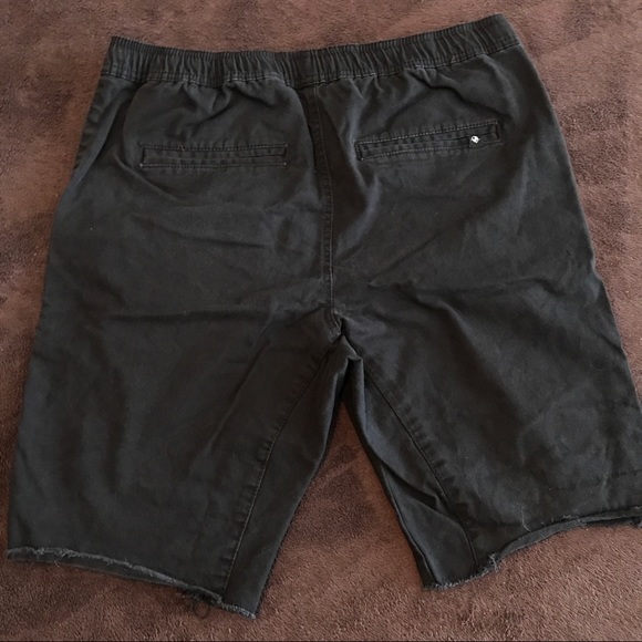Men's black mid length shorts - Picture 2 of 5