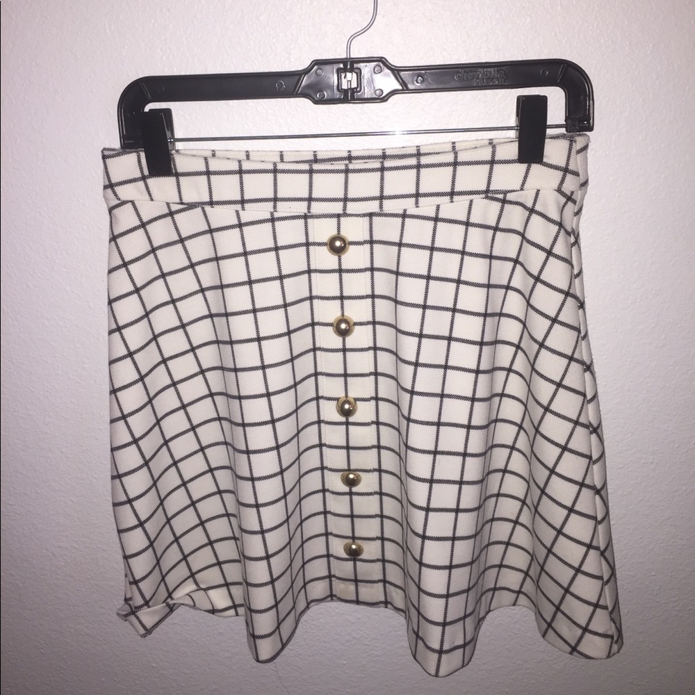 PREPPY AND FLIRTY SKIRT WITH GOLD DETAILS!!!