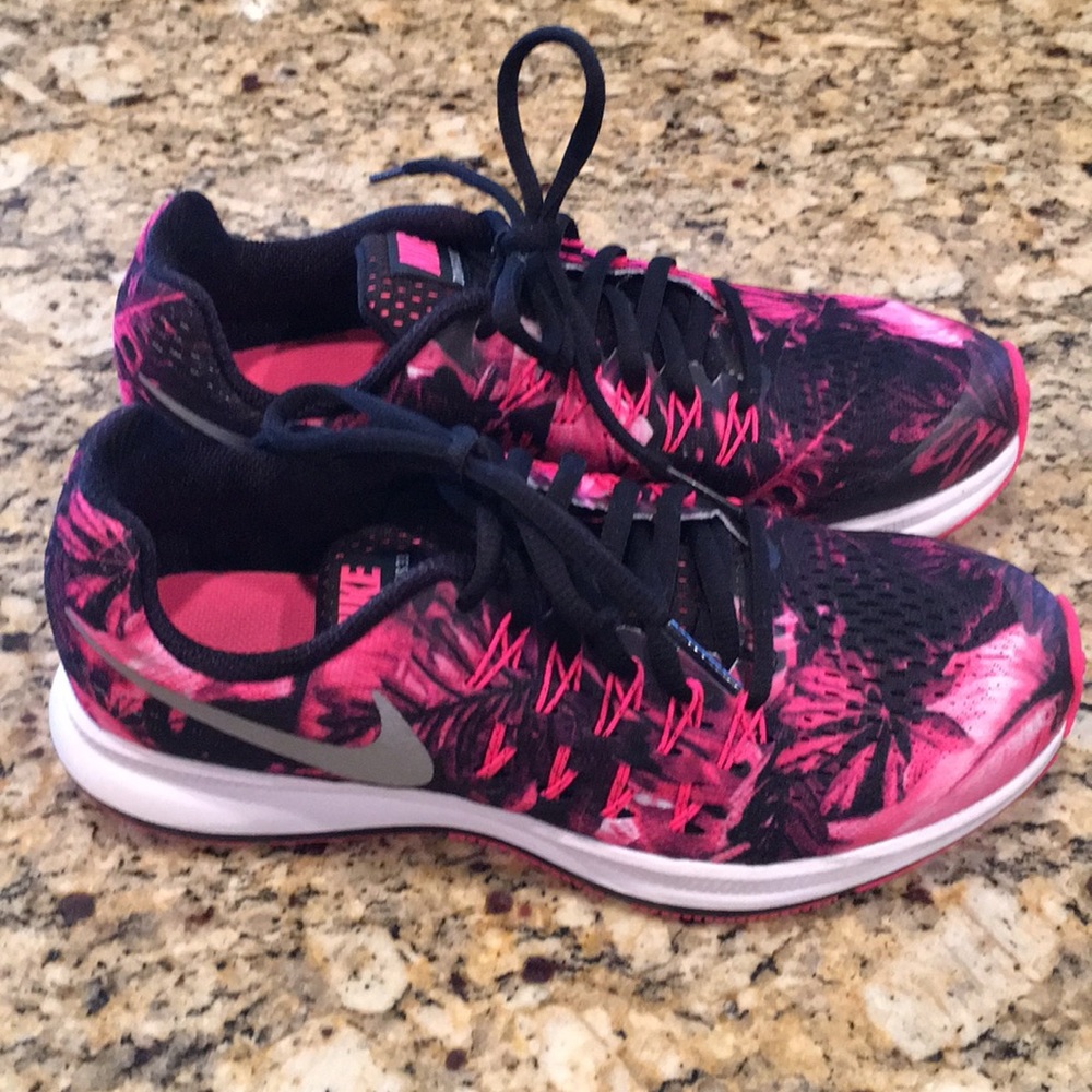 Nike zoom Pegasus 33 lil girl shoe worn once