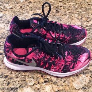Nike zoom Pegasus 33 lil girl shoe worn once