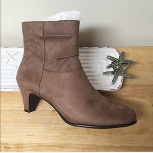 BRAND NEW Comfortable Ankle Boot! In BROWN!