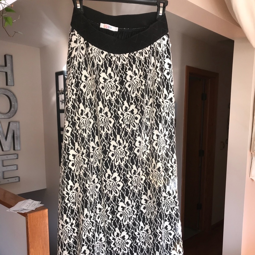 LuLaRoe Lucy skirt size S - NWT